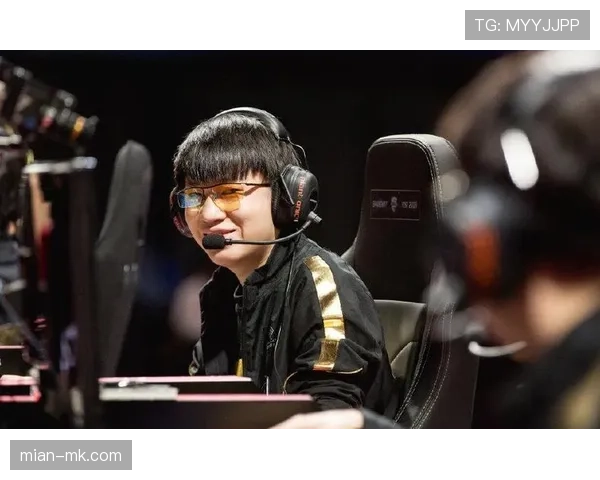 聚焦:穆西亚拉穿裆过人后直塞助攻,安联球场瞬间沸腾 聚焦:穆西亚拉穿裆过人后直塞助攻,安联球场瞬间沸腾